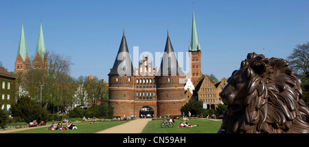 Allemagne, Schleswig Holstein, Lubeck, inscrite au Patrimoine Mondial de l'UNESCO, Holzentor avec porte fortifiée, et Marienkirche Banque D'Images