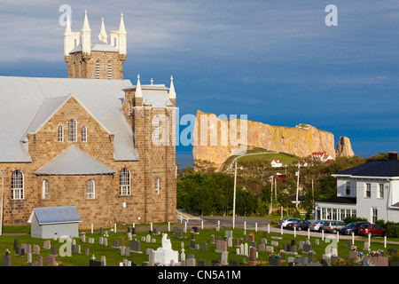 Canada, Québec, Gaspésie, Percé et son fameux Rocher Percé Percé (Rock), église St Michel Banque D'Images