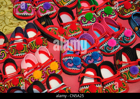 Chaussons pour enfants en vente au Village Hill Tribes Museum and Gardens, près de Chiang Mai, la province de Chiang Mai, Thaïlande Banque D'Images