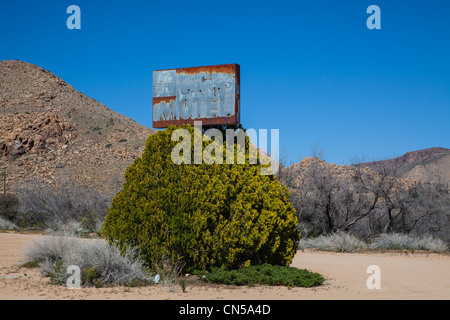 Ancien chef détériorée rouillé motel sign, route 66, Arizona. Banque D'Images