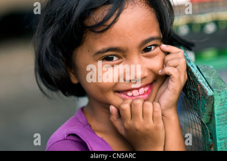 Fille de marché du carbone, le centre-ville de Cebu City aux Philippines Banque D'Images