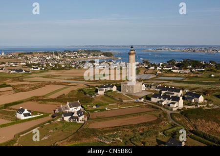 La France, Finistère, Iles du ponant, Ile de Batz, lighthouse (vue aérienne) Banque D'Images