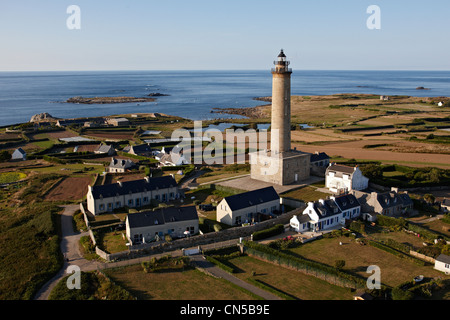 La France, Finistère, Iles du ponant, Ile de Batz, lighthouse (vue aérienne) Banque D'Images