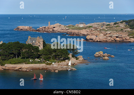 France, Cotes d'Armor, Côte de Granit Rose Côte de Granit Rose (Trégastel), l'île de Costaeres et château, Men Ruz phare, Banque D'Images