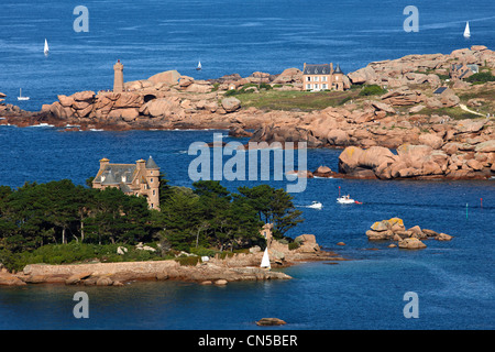 France, Cotes d'Armor, Côte de Granit Rose Côte de Granit Rose (Trégastel), l'île de Costaeres et château, Pointe de Squeouel, Hommes Banque D'Images