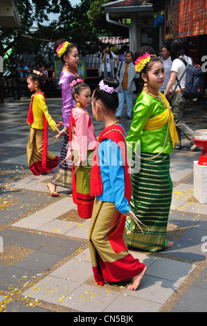 Des danseurs traditionnels thaïlandais, Wat Phrathat Doi Suthep temple bouddhiste, Doi Suthep, Chiang Mai, la province de Chiang Mai, Thaïlande Banque D'Images