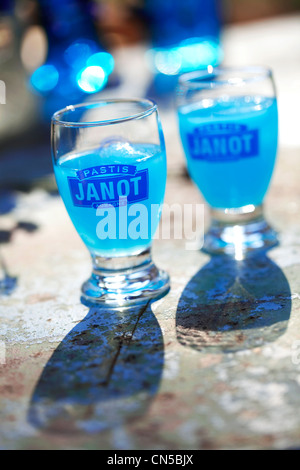 France, Bouches du Rhône, un apéritif en Provence avec le Pastis bleu Janot (typique de l'alcool à l'anis, ici en couleur Banque D'Images