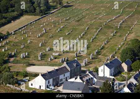 France, Morbihan, Carnac, les alignements de mégalithes Le Menec (vue aérienne) Banque D'Images