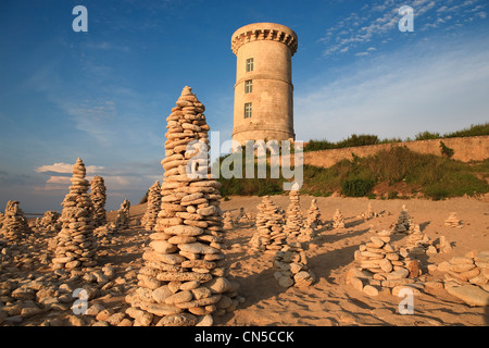 France, Charente Maritime, Ile de Ré, Saint Clement des baleines, cairns en face de la Tour des Baleines ( baleines' Tower) Banque D'Images