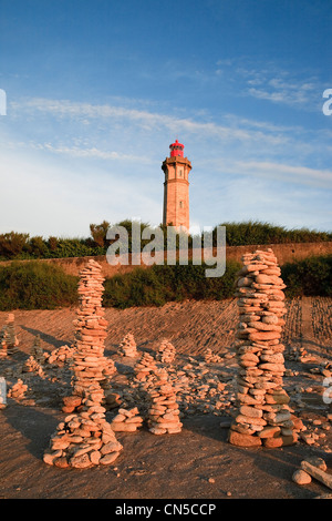 France, Charente Maritime, Ile de Ré, Saint Clement des baleines, cairns en face du Phare des Baleines ( baleines' Banque D'Images