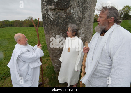 France, Cotes d'Armor, Quintin, rassemblement druidique sur le site mégalithique de la pierre longue (Longue Pierre), avec Klaize Dir, haut Banque D'Images