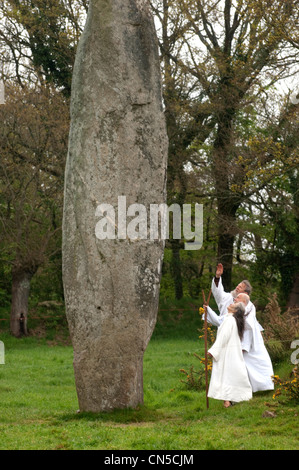 France, Cotes d'Armor, Quintin, rassemblement druidique sur le site mégalithique de la pierre longue (Longue Pierre), avec Klaize Dir, haut Banque D'Images