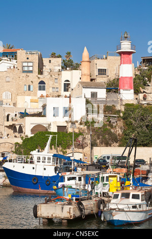 Israël, Tel Aviv, Jaffa, Phare et bateaux de pêche dans l'un des plus anciens ports du monde Banque D'Images