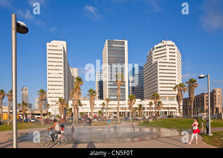 Israël, Tel Aviv, front de mer, les maisons et les bureaux en face du parc Charles Clore Banque D'Images