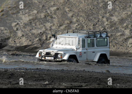 L'Islande, Région Sudurland, Land Rover quatre roues motrices avec 38 pouces pneus traversant une rivière sur la voie menant à F249 Banque D'Images