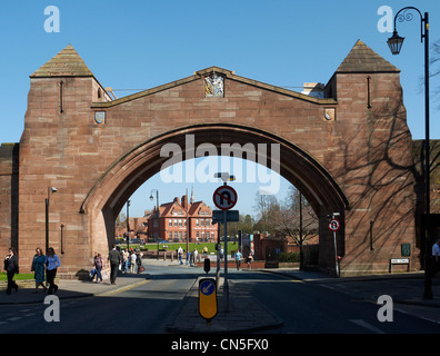 Passage de Newgate avec Chester Visitor Centre à l'arrière-plan à Chester Cheshire UK Banque D'Images