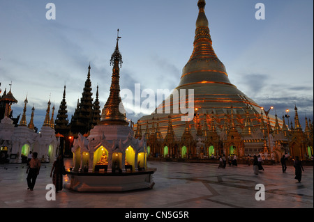 Myanmar (Birmanie), Division de Yangon, Yangon, Shwedagon Pagoda, datée entre 6ème et 10ème siècle, les gens de prier et faire Banque D'Images