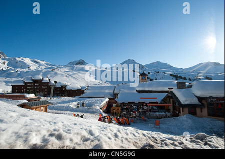 Ski Belle Plagne village dans les Alpes françaises avec des toits couverts de neige, une partie de la région de Paradiski Banque D'Images