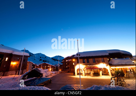 Soirée d'hiver dans la station de ski Belle Plagne village dans les Alpes françaises avec des chalets et restaurant Banque D'Images