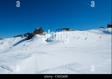 Large piste de ski piste bleue de la partie supérieure de les Blanchettes télésiège au-dessus La Plagne dans les alpes Tarentaise Banque D'Images