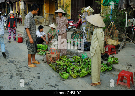 Vietnam, Province de Quang Nam, Hoi An, vieille ville, classée au Patrimoine Mondial de l'UNESCO, des vendeurs dans la rue Banque D'Images