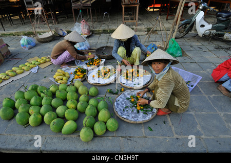 Vietnam, Province de Quang Nam, Hoi An, vieille ville, classée au Patrimoine Mondial de l'UNESCO, les femmes qui vendent leurs produits dans la rue Banque D'Images