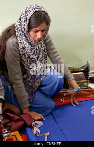 Dehradun, Inde. Femme musulmane indienne l'étude avant la mesure et coupe. Banque D'Images