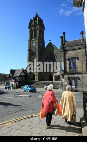 Mesdames marcher le long de High Street en direction de l'ancienne église paroissiale de Peebles dans les Scottish Borders town Banque D'Images