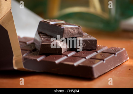 Barre de chocolat noir à l'enrubanneuse. Banque D'Images