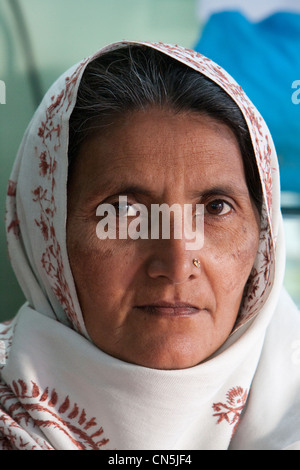 Dehradun, Inde. Portrait d'une femme musulmane, avec nez-pin. Banque D'Images