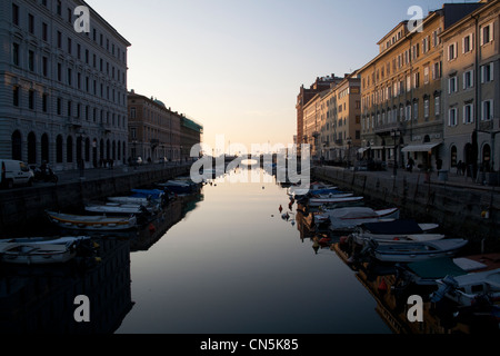 Bâtiments et bateaux reflète dans l'eau du Grand Canal, Trieste, Italie Banque D'Images