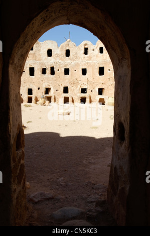 Jebel Nafus. La Libye. Vue par l'entrée principale de la grange dans le village berbère de Qasr al Haj. Banque D'Images