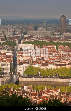 France, Rhône, Lyon, vue de Lyon depuis l'esplanade de Fourvière, la tour de la Part Dieu background Banque D'Images