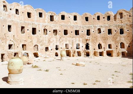 Qasr al-Haj. Jebel Nafus. La Libye. Vue à l'intérieur de l'merveilleusement préservé et complètement clos berbère fortifié circulaire Banque D'Images