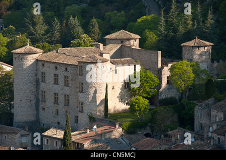 La France, l'Ardèche, la cité médiévale de Vogue, intitulée Les Plus Beaux Villages de France (Les Plus Beaux Villages de France), le Banque D'Images