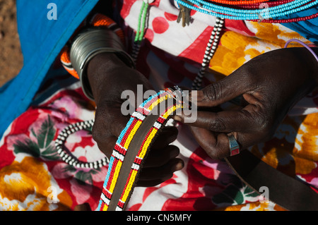 Kenya, Laikipia, Loisaba Wilderness Conservancy, détail des mains femme Samburu Banque D'Images