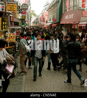 Les jeunes Japonais marche sur Takeshita Dori à Harajuku, Tokyo un dimanche matin Banque D'Images