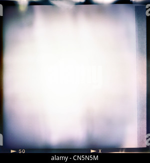 Moyen format vierge (6x6) avec l'image de film de remplissage monochrome abstrait Banque D'Images