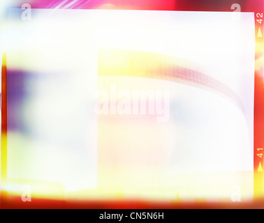 Un morceau de film de format moyen avec remplissage coloré résumé dans l'image, bon pour le fond Banque D'Images