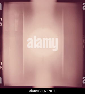 Moyen format vierge (6x6) avec image de film couleur de remplissage contenant des lightleaked résumé dans le centre Banque D'Images