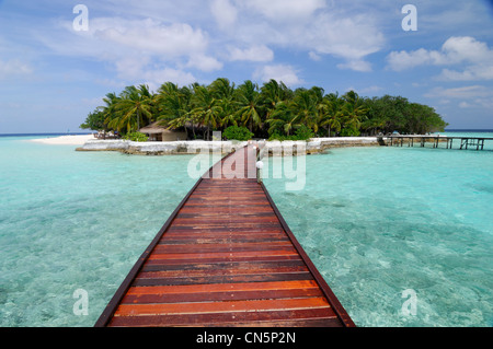 Les Maldives, North Male Atoll, l'île de Thulhagiri Thulhagiri, Resort and Spa, jetée pour une petite île dans le lagon Banque D'Images