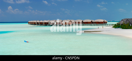 Les Maldives, South Male Atoll, l'île de Dhigu, l'Anantara Resort and Spa Hotel, plage de sable blanc et des bungalows dans le lagon Banque D'Images