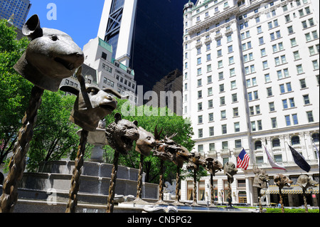 United States, New York, Manhattan, Cercle des animaux, Zodiaque chefs par l'artiste Ai Weiwei à Grand Army Plaza Banque D'Images