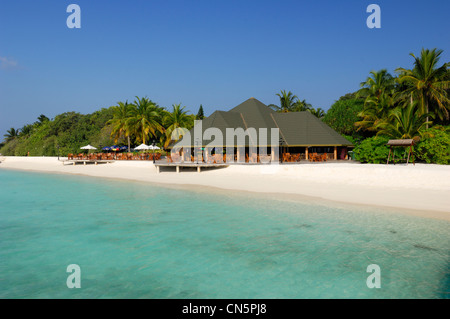 Les Maldives, North Male Atoll, Lankanfinolhu Island, Paradise Island Resort and Hotel, plage de sable blanc, un bar et un restaurant sur le Banque D'Images