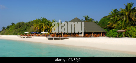 Les Maldives, North Male Atoll, Lankanfinolhu Island, Paradise Island Resort and Hotel, plage de sable blanc, un bar et un restaurant sur le Banque D'Images