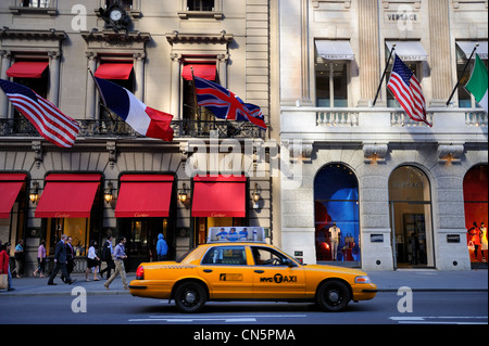 United States, New York, Manhattan, Midtown, Cartier et Versace sur la 5e Avenue Banque D'Images