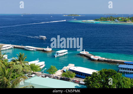 Les Maldives, North Male Atoll, l'île d'hommes, Homme, des bateaux-mouches dans le port Banque D'Images