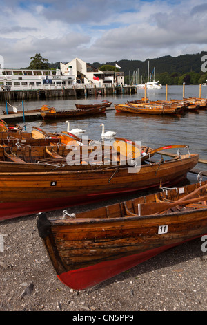 UK, Bowness on Windermere, Cumbria, barques au bord du lac Banque D'Images