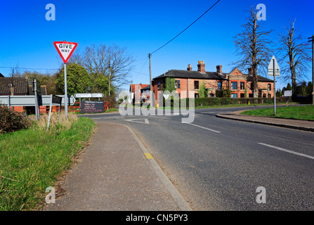 Vue d'un carrefour rural dans le village de Forncett Saint Pierre, Norfolk, Angleterre, Royaume-Uni. Banque D'Images