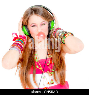 Young woman listening to music on headphones et gomme de soufflage Banque D'Images